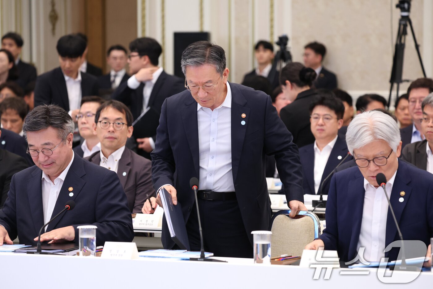 본문 이미지 - 정성호 법무부 장관이 5일 청와대 영빈관에서 열린 행정안전부, 법무부, 국무조정실, 법제처, 인사혁신처 2차 업무보고에 참석하고 있다. (청와대통신사진기자단) 2026.8.5 ⓒ 뉴스1 허경 기자