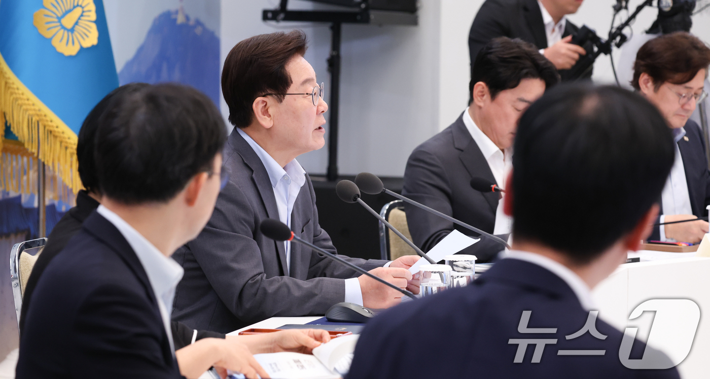 (서울=뉴스1) 허경 기자 = 이재명 대통령이 5일 청와대 영빈관에서 열린 행정안전부, 법무부, 국무조정실, 법제처, 인사혁신처 2차 업무보고에서 발언을 하고 있다.  (청와대통신 …