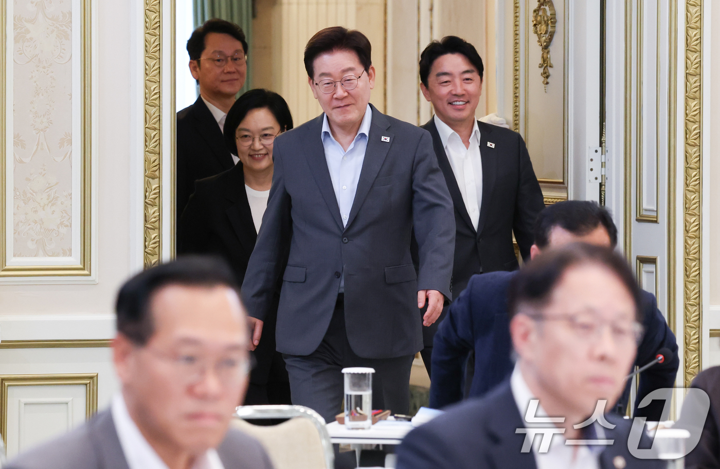 (서울=뉴스1) 허경 기자 = 이재명 대통령이 5일 청와대 영빈관에서 열린 행정안전부, 법무부, 국무조정실, 법제처, 인사혁신처 2차 업무보고에 입장하고 있다. (청와대통신사진기자 …