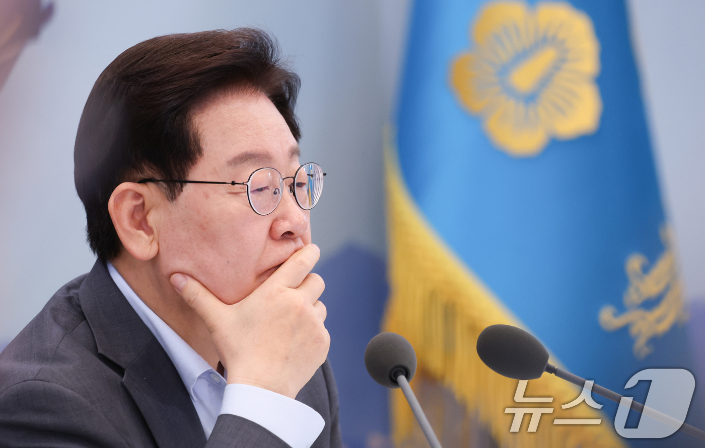 (서울=뉴스1) 허경 기자 = 이재명 대통령이 5일 청와대 영빈관에서 열린 행정안전부, 법무부, 국무조정실, 법제처, 인사혁신처 2차 업무보고에서 생각에 잠겨 있다.  (청와대통신 …