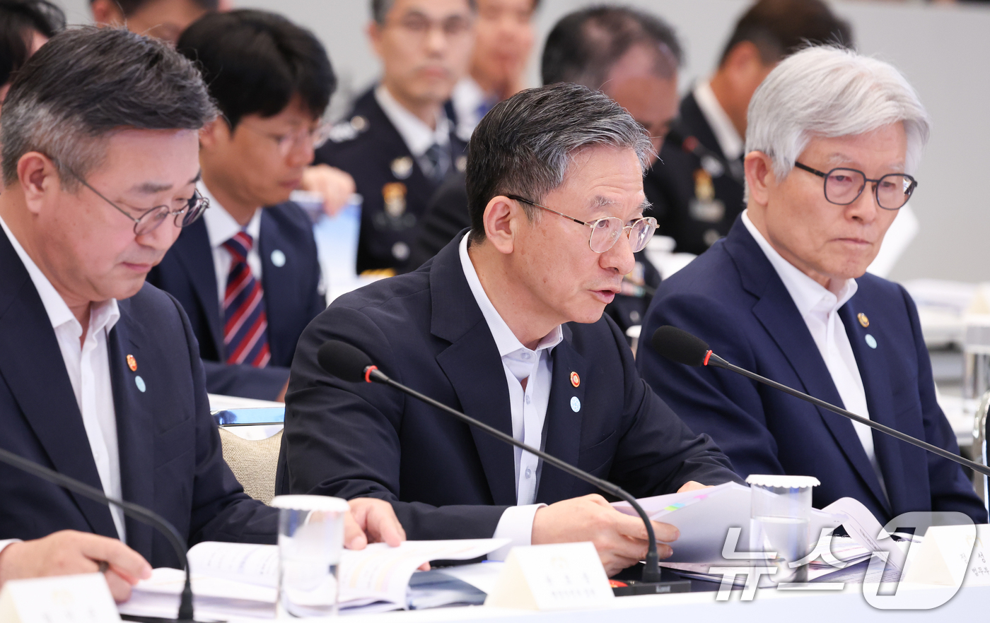 (서울=뉴스1) 허경 기자 = 정성호 법무부 장관이 5일 청와대 영빈관에서 열린 행정안전부, 법무부, 국무조정실, 법제처, 인사혁신처 2차 업무보고에서 업무보고를 하고 있다.  ( …