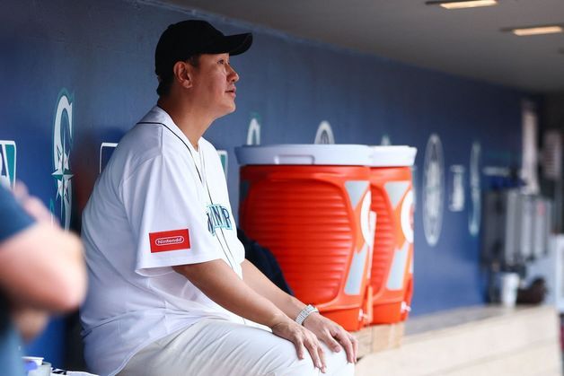 이대호, 10년 만에 MLB 시애틀 방문…아들과 시구 행사