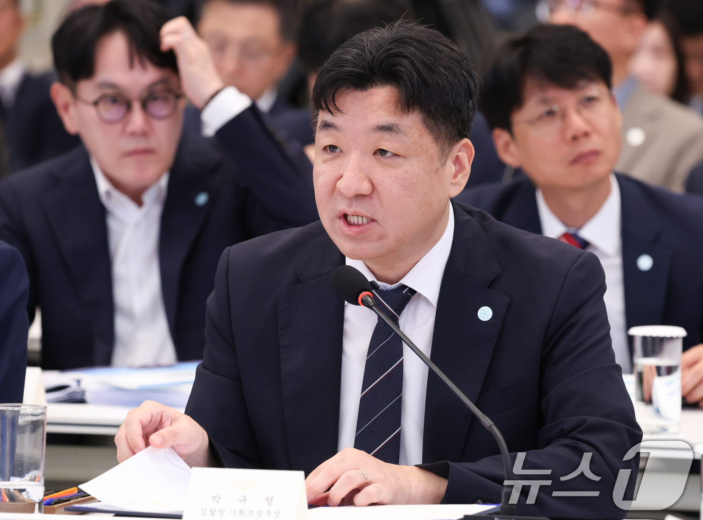 (서울=뉴스1) 허경 기자 = 박규형 대검찰청 기획조정부장이 5일 청와대 영빈관에서 열린 행정안전부, 법무부, 국무조정실, 법제처, 인사혁신처 2차 업무보고에서 업무보고를 하고 있 …