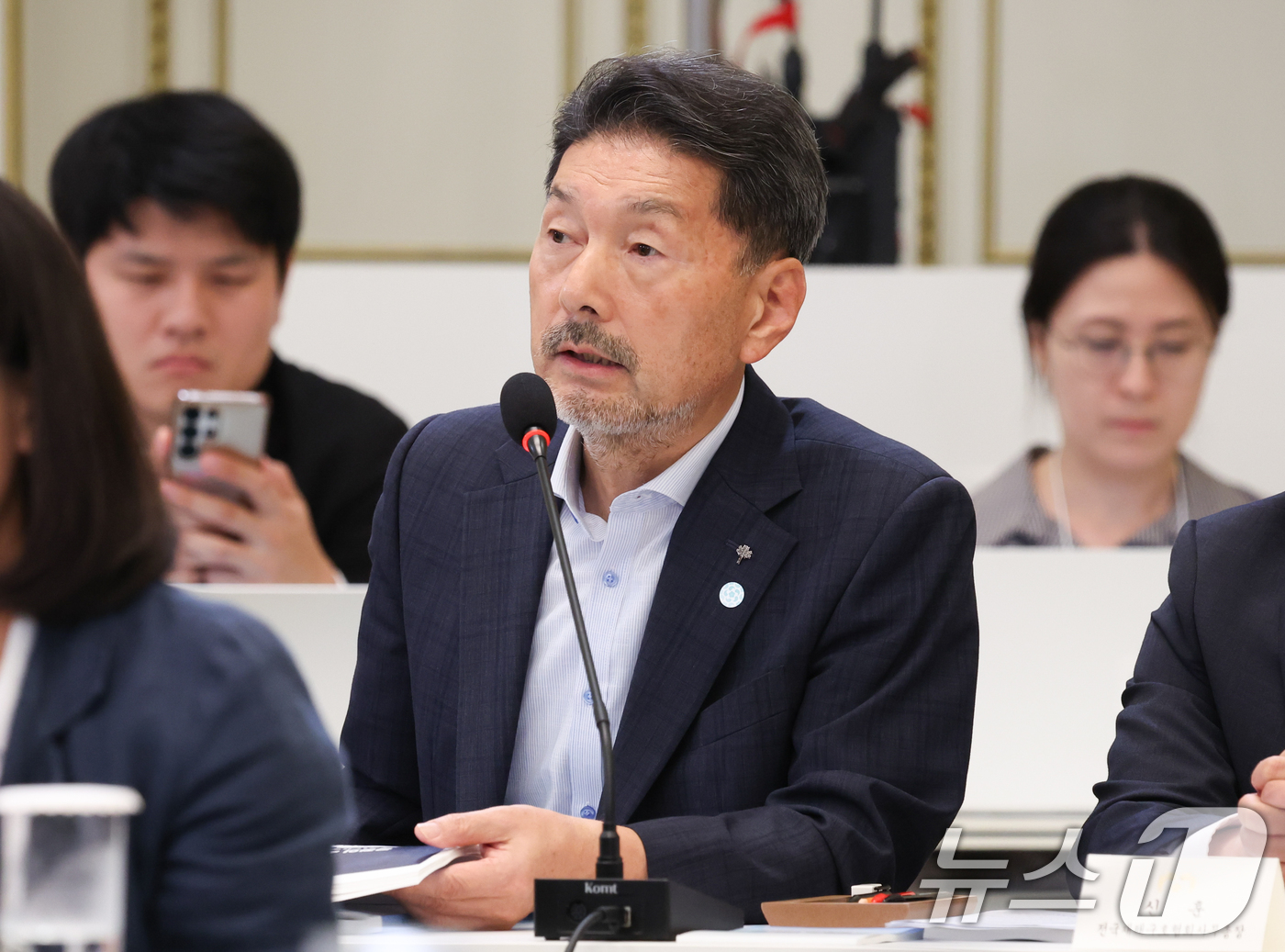(서울=뉴스1) 허경 기자 = 이원범 일제강제동원피해자지원재단이사장 직무대행이 5일 청와대 영빈관에서 열린 행정안전부, 법무부, 국무조정실, 법제처, 인사혁신처 2차 업무보고에서 …