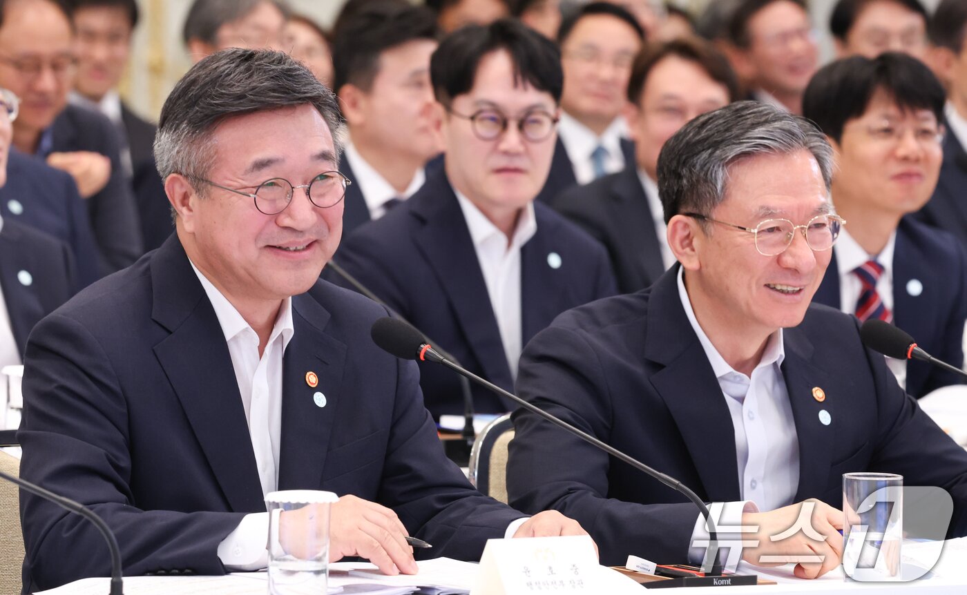 본문 이미지 - 윤호중 행정안전부 장관과 정성호 법무부 장관이 5일 청와대 영빈관에서 열린 행정안전부, 법무부, 국무조정실, 법제처, 인사혁신처 2차 업무보고에 참석해 있다. (청와대통신사진기자단) 2026.8.5 ⓒ 뉴스1 허경 기자