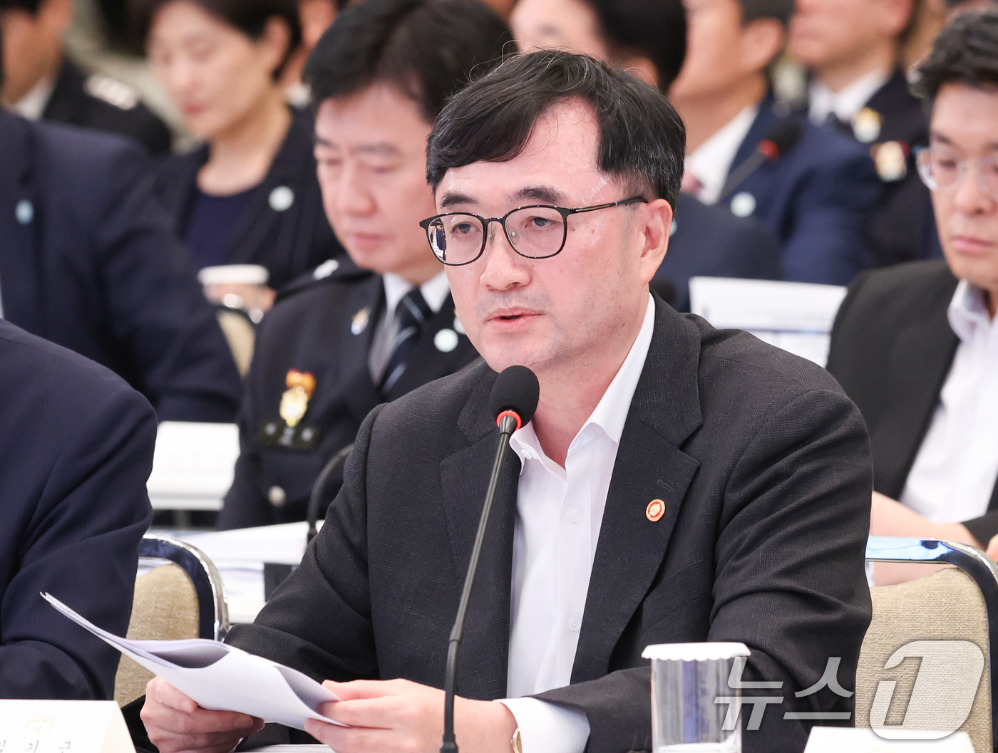 (서울=뉴스1) 허경 기자 = 임기근 국무조정실장이 5일 청와대 영빈관에서 열린 행정안전부, 법무부, 국무조정실, 법제처, 인사혁신처 2차 업무보고에서 업무보고를 하고 있다.  ( …