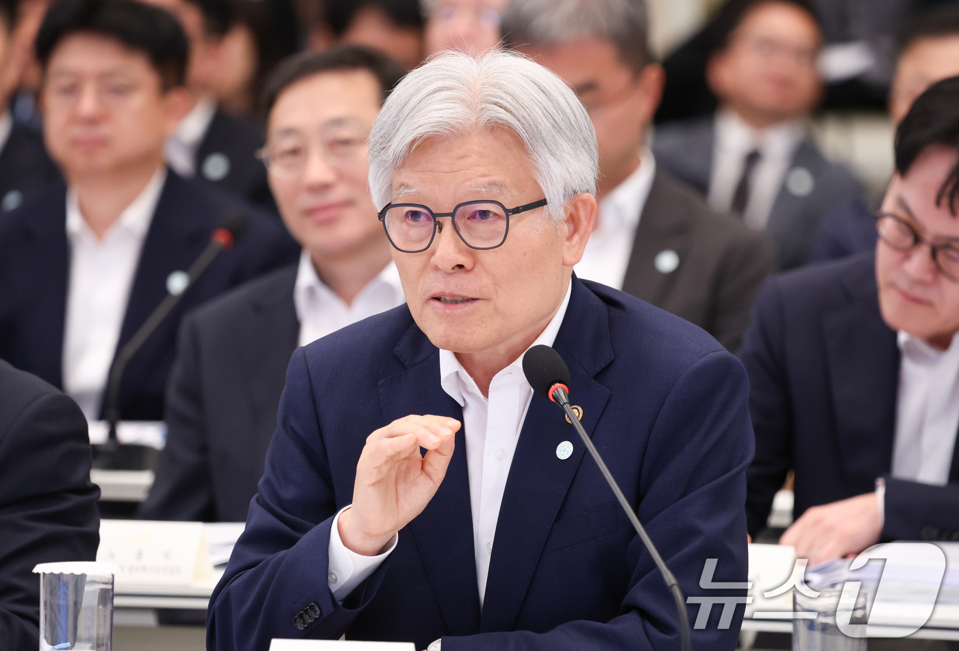 (서울=뉴스1) 허경 기자 = 최동석 인사혁신처장이 5일 청와대 영빈관에서 열린 행정안전부, 법무부, 국무조정실, 법제처, 인사혁신처 2차 업무보고에서 발언하고 있다.  (청와대통 …