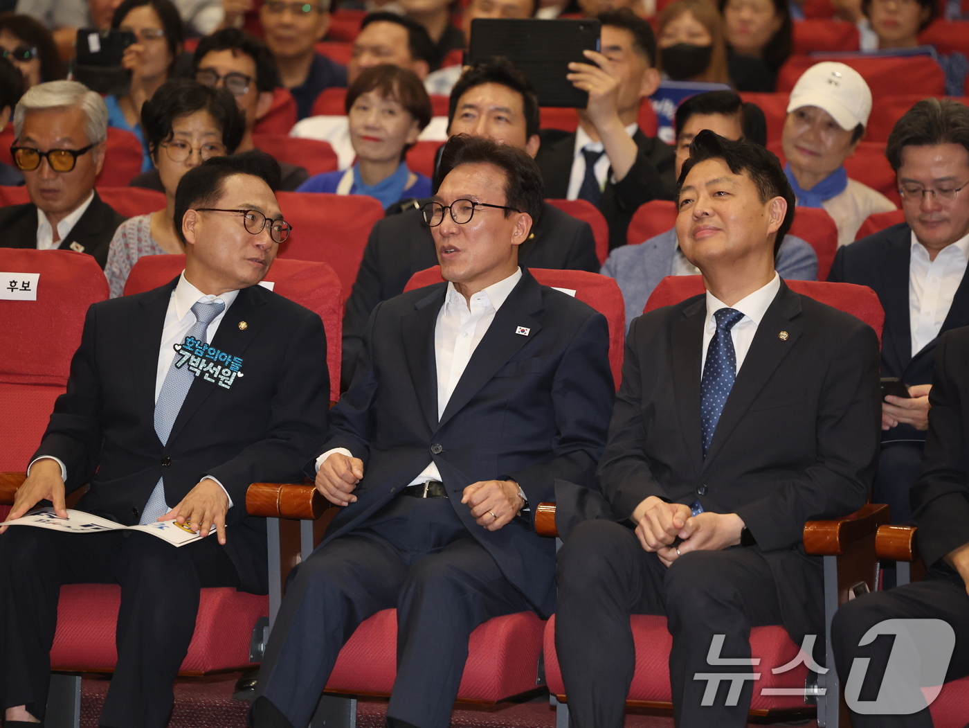 (서울=뉴스1) 황기선 기자 = 김민석 더불어민주당 당대표 후보가 5일 오후 서울 여의도 국회 의원회관에서 열린 '서울지역 당원 김민석 후보 필승 결의대회'에서 박선원, 김영호 최 …