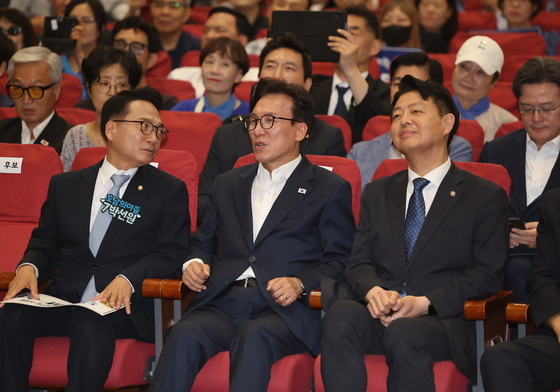 취고위원 후보들과 대화 나누는 김민석