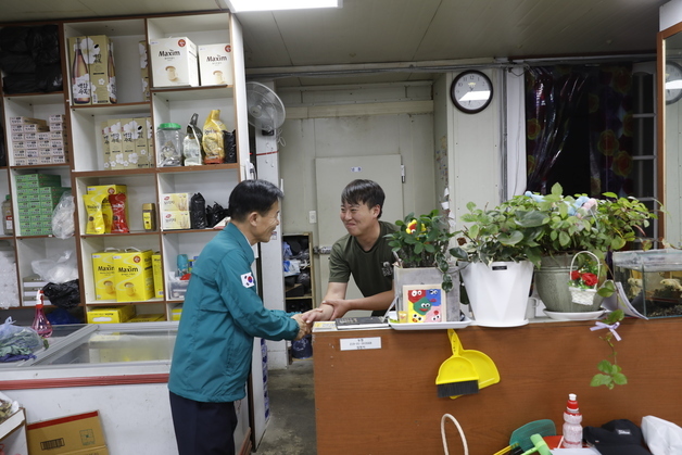 김길수 영월군수, 전통시장 상인들 만나 민생경제 상황 점검
