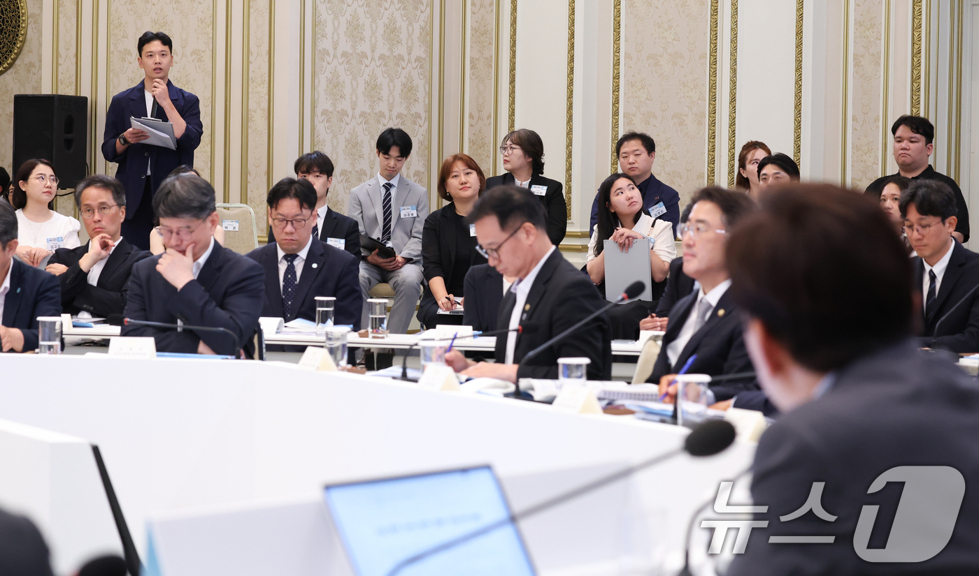 (서울=뉴스1) 허경 기자 = 5일 청와대 영빈관에서 열린 행정안전부, 법무부, 국무조정실, 법제처, 인사혁신처 2차 업무보고에서 국민참여단이 발언을 하고 있다. 2026.8.5/ …