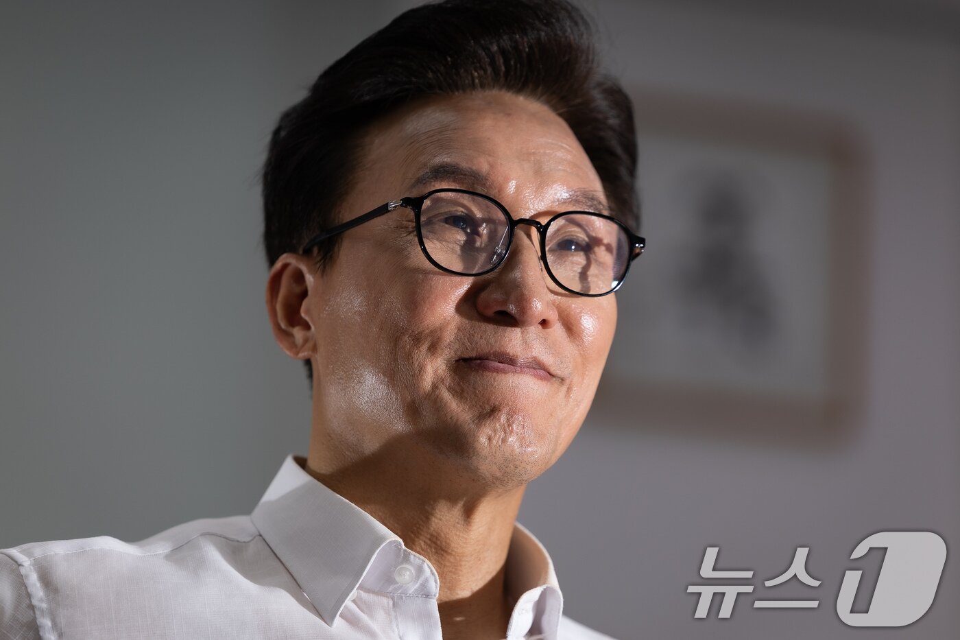 본문 이미지 - 김민석 더불어민주당 당대표 후보가 5일 서울 여의도 국회 의원회관에서 뉴스1과 인터뷰하고 있다. ⓒ 뉴스1 유승관 기자