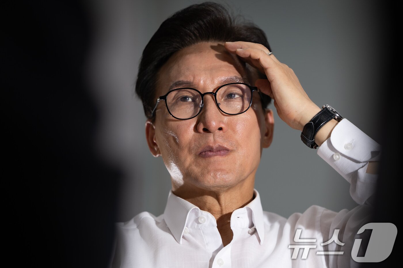 본문 이미지 - 김민석 더불어민주당 당대표 후보가 5일 서울 여의도 국회 의원회관에서 뉴스1과 인터뷰하고 있다. ⓒ 뉴스1 유승관 기자