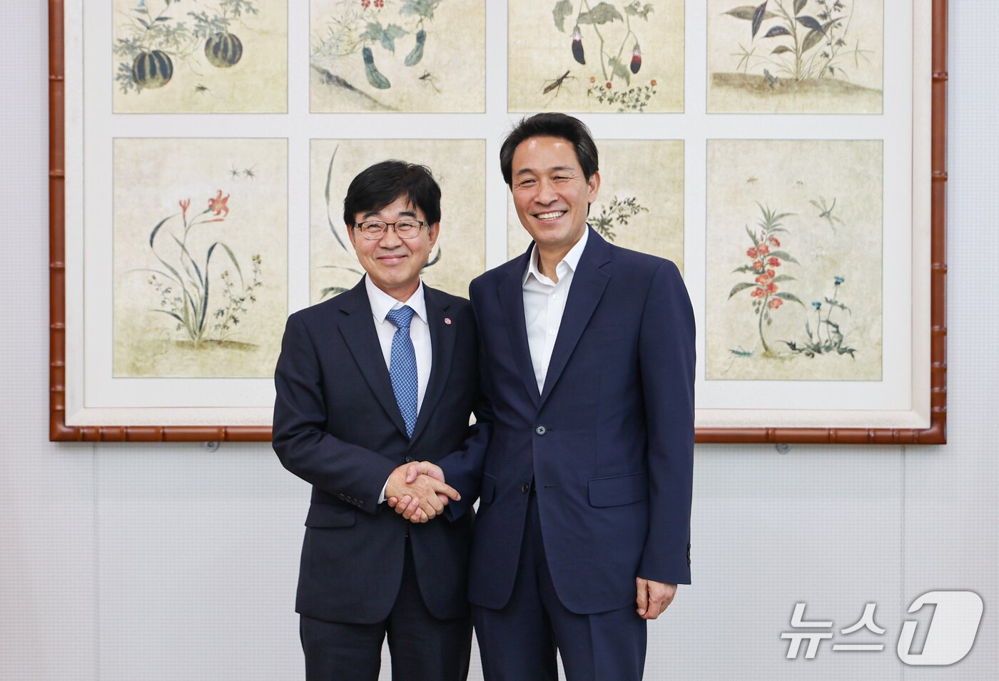 본문 이미지 - 우상호 강원특별자치도지사는 5일 도청에서 인태연 소상공인시장진흥공단 이사장과 면담을 가졌다.(강원도 제공. 재판매 및 DB금지)/뉴스1