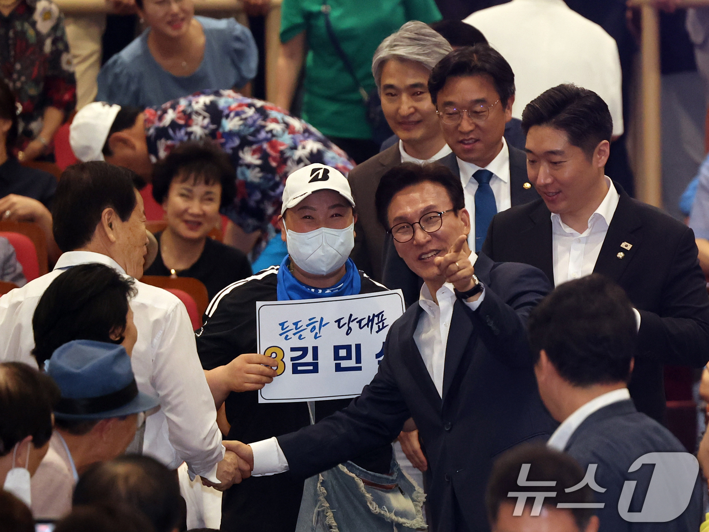 (서울=뉴스1) 황기선 기자 = 김민석 더불어민주당 당대표 후보가 5일 오후 서울 여의도 국회 의원회관에서 열린 '서울지역 당원 김민석 후보 필승 결의대회'에 참석하고 있다.  2 …