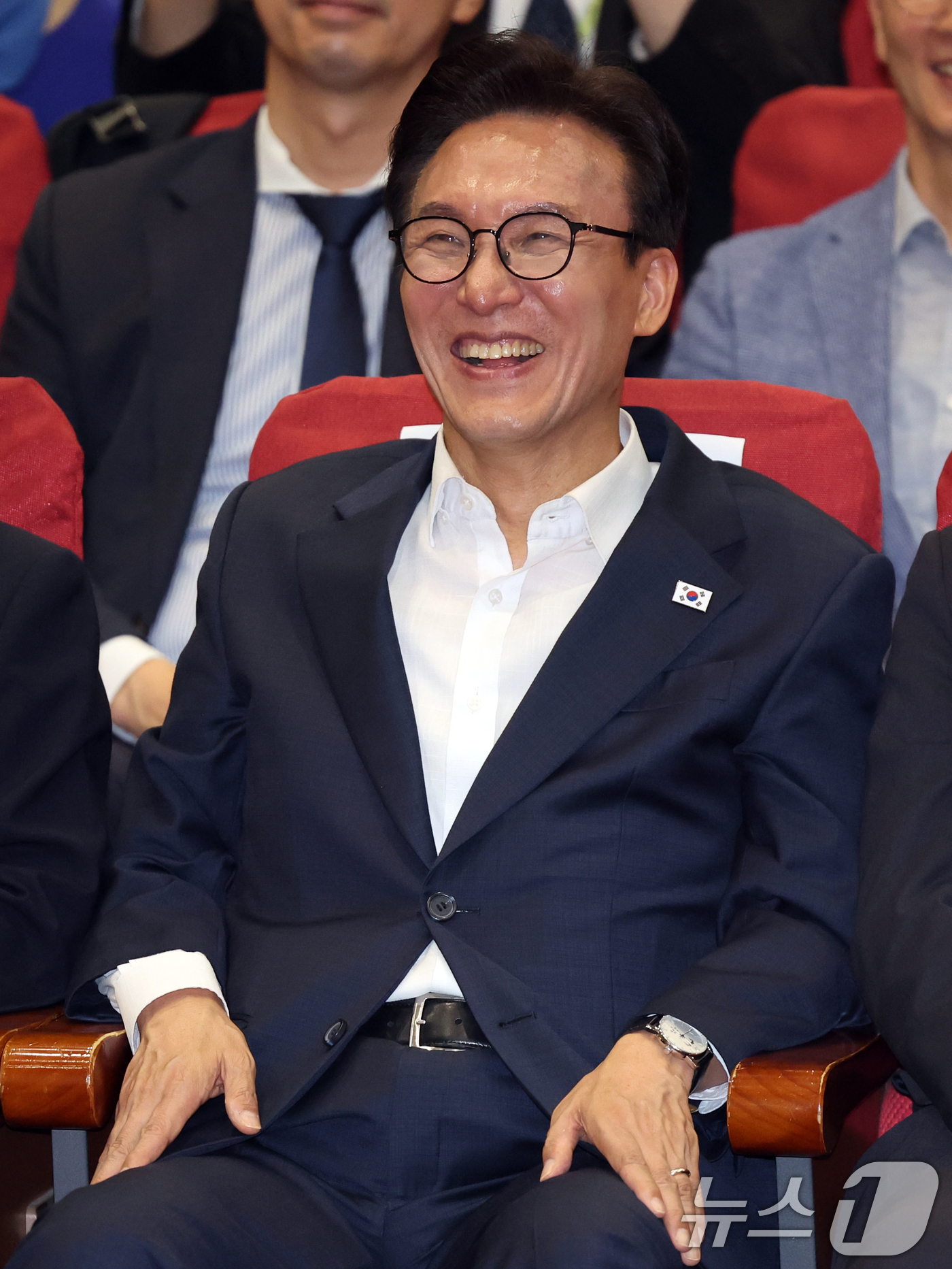 (서울=뉴스1) 황기선 기자 = 김민석 더불어민주당 당대표 후보가 5일 오후 서울 여의도 국회 의원회관에서 열린 '서울지역 당원 김민석 후보 필승 결의대회'에서 미소를 보이고 있다 …