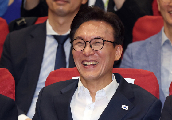미소 보이는 김민석 후보