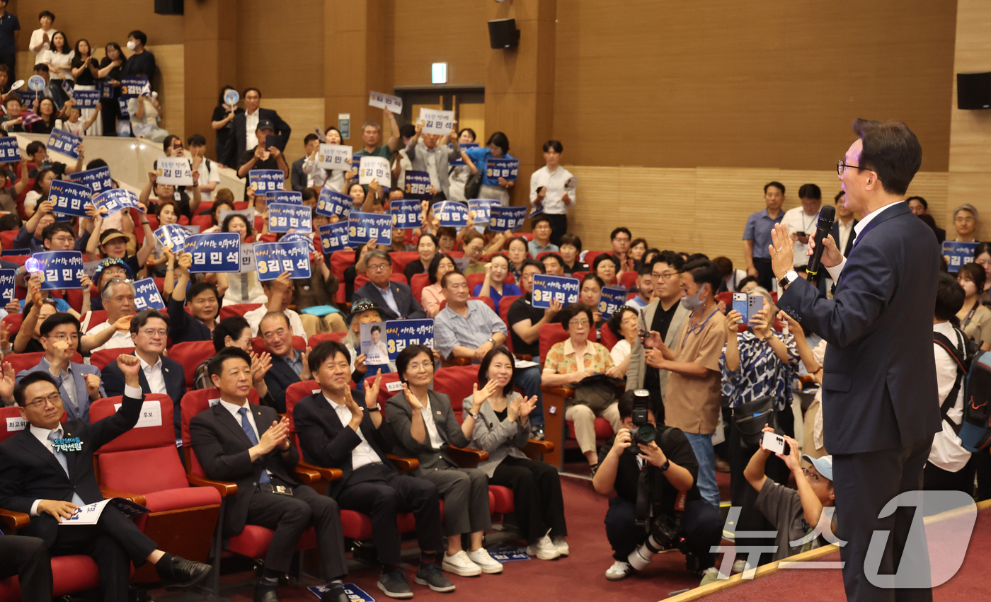 (서울=뉴스1) 황기선 기자 = 김민석 더불어민주당 당대표 후보가 5일 오후 서울 여의도 국회 의원회관에서 열린 '서울지역 당원 김민석 후보 필승 결의대회'에서 발언을 하고 있다. …