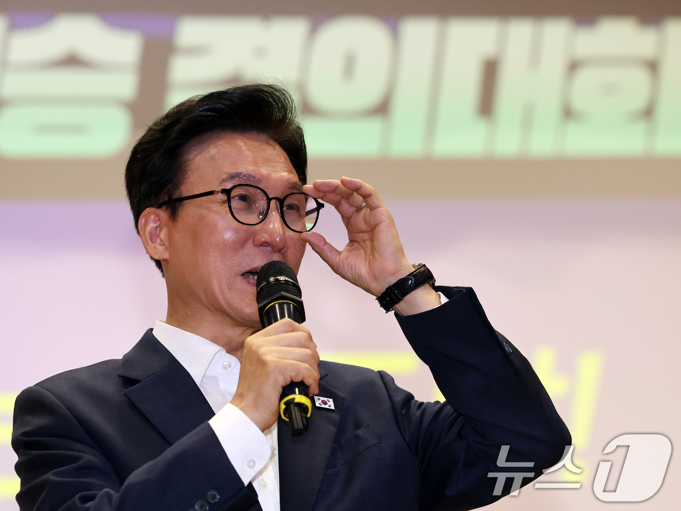 (서울=뉴스1) 황기선 기자 = 김민석 더불어민주당 당대표 후보가 5일 오후 서울 여의도 국회 의원회관에서 열린 '서울지역 당원 김민석 후보 필승 결의대회'에서 발언을 하고 있다. …