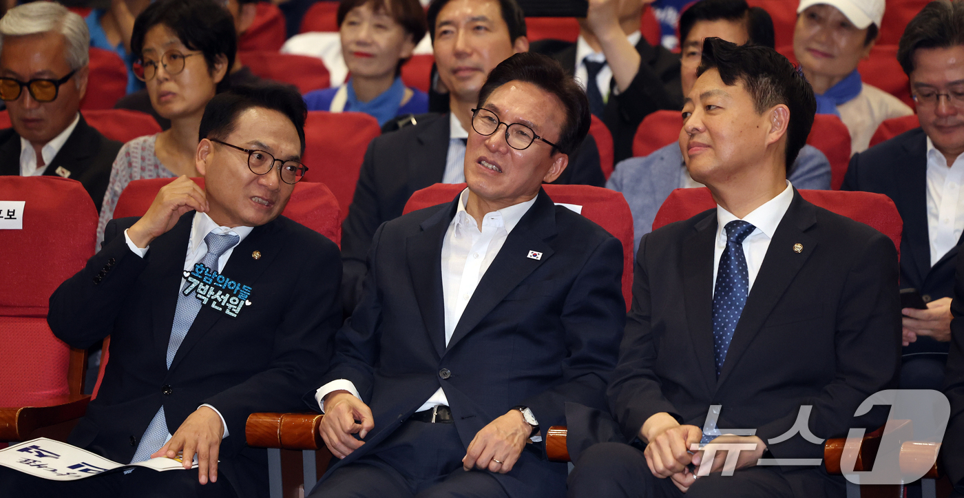 (서울=뉴스1) 황기선 기자 = 김민석 더불어민주당 당대표 후보가 5일 오후 서울 여의도 국회 의원회관에서 열린 '서울지역 당원 김민석 후보 필승 결의대회'에서 박선원, 김영호 최 …