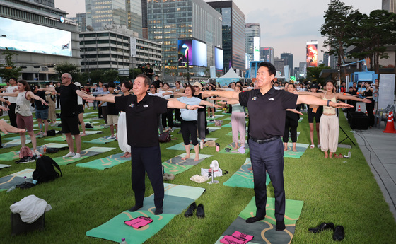 광화문 달빛요가 참가한 오세훈 서울시장