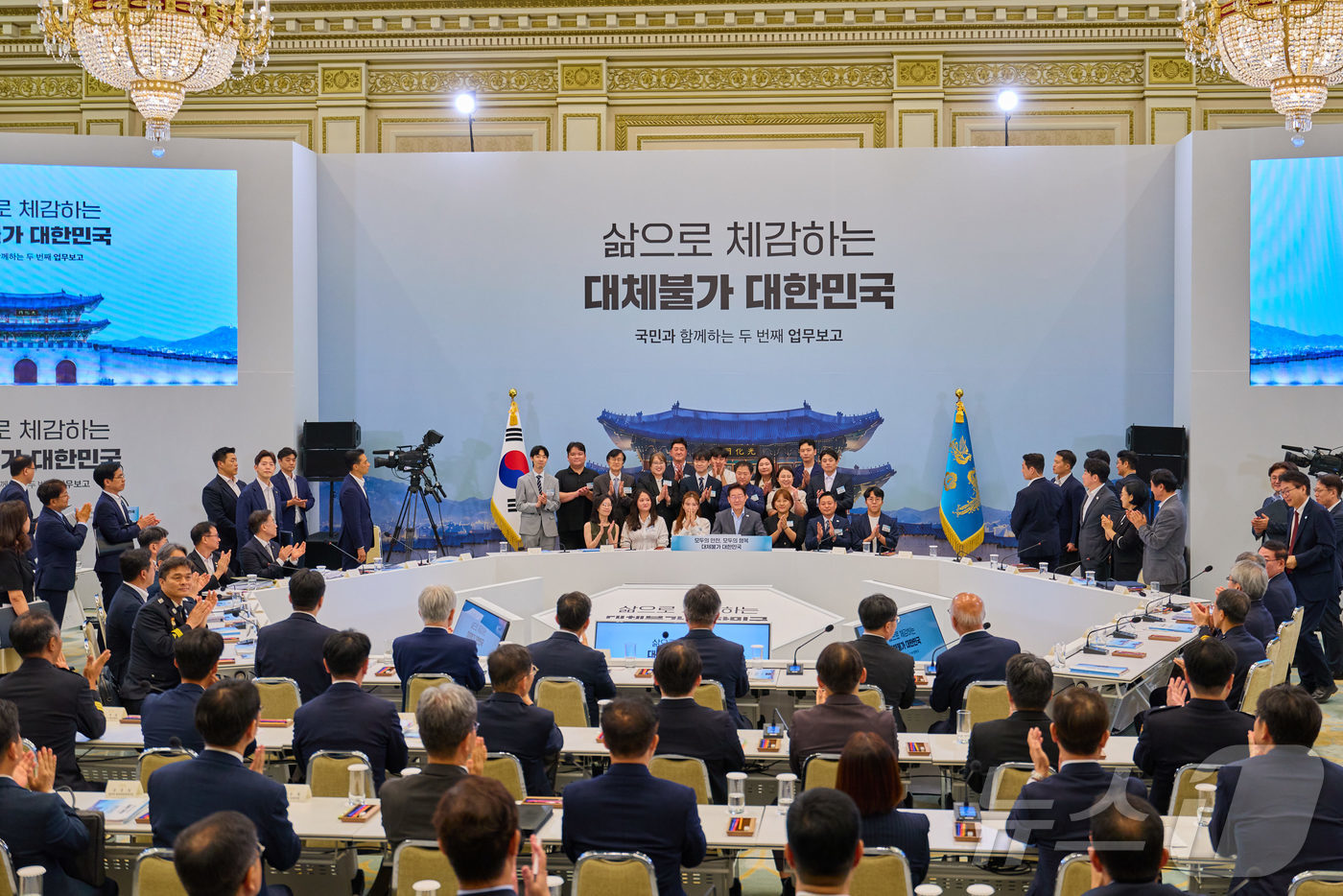 (서울=뉴스1) 허경 기자 = 이재명 대통령이 5일 청와대 영빈관에서 열린 행정안전부, 법무부, 국무조정실, 법제처, 인사혁신처 2차 업무보고를 마친 뒤 국민참여단과 기념촬영을 하 …