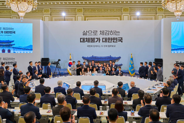 국민참여단과 기념촬영하는 이재명 대통령