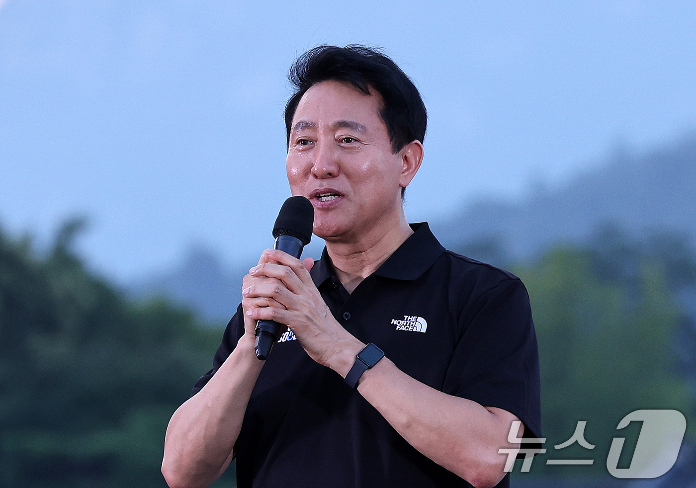 (서울=뉴스1) 박지혜 기자 = 오세훈 서울시장이 5일 서울 광화문광장에서 열린 '광화문 달빛요가' 개막식에서 인사말을 하고 있다. 2026.8.5/뉴스1
