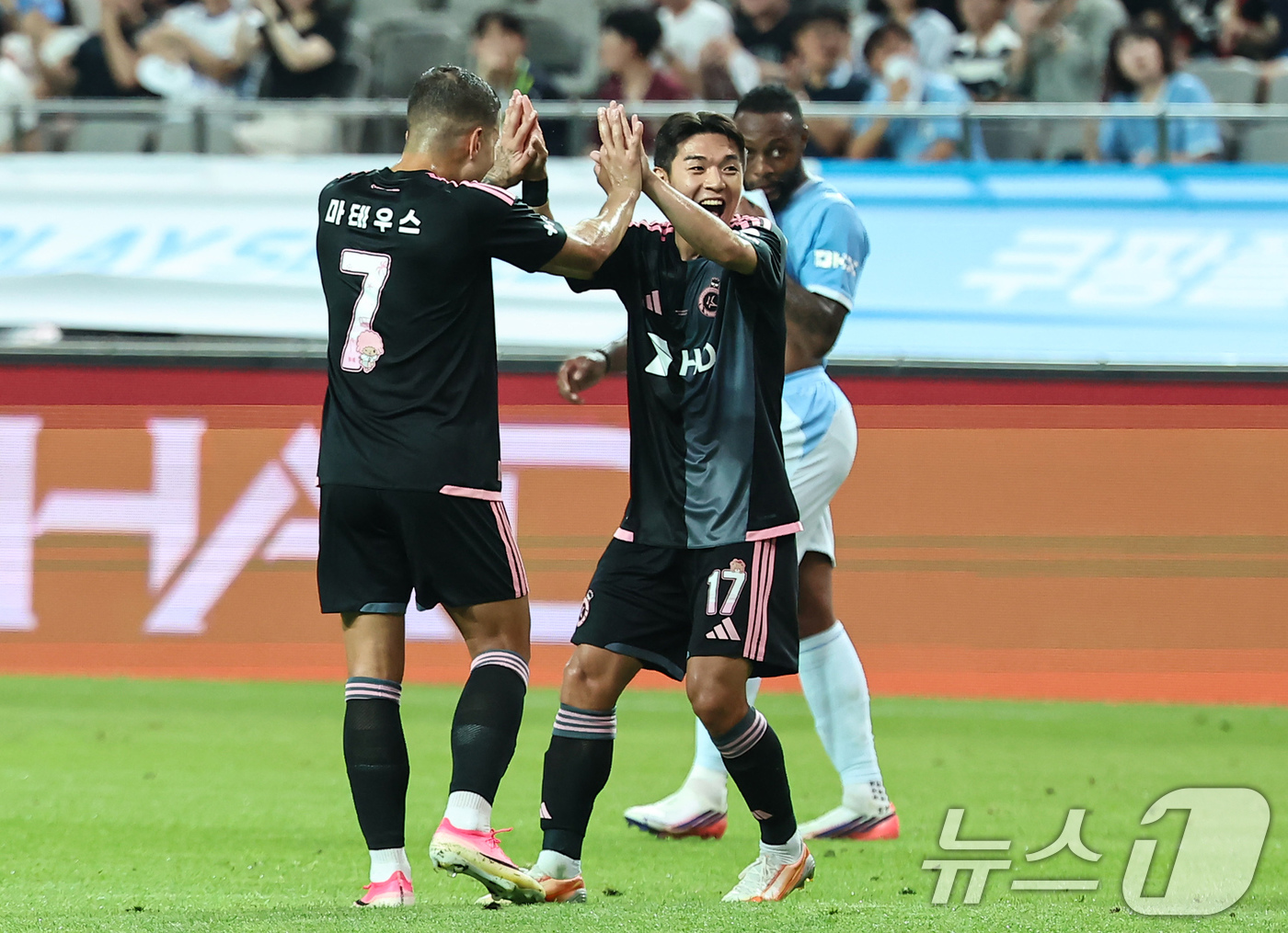 (서울=뉴스1) 김도우 기자 = 5일 오후 서울 마포구 서울월드컵경기장에서 열린 쿠팡플레이 시리즈 팀 K리그와 멘체스터 시티의 경기, 팀 K리그 김대원이 동점골을 넣고 기뻐하고 있 …