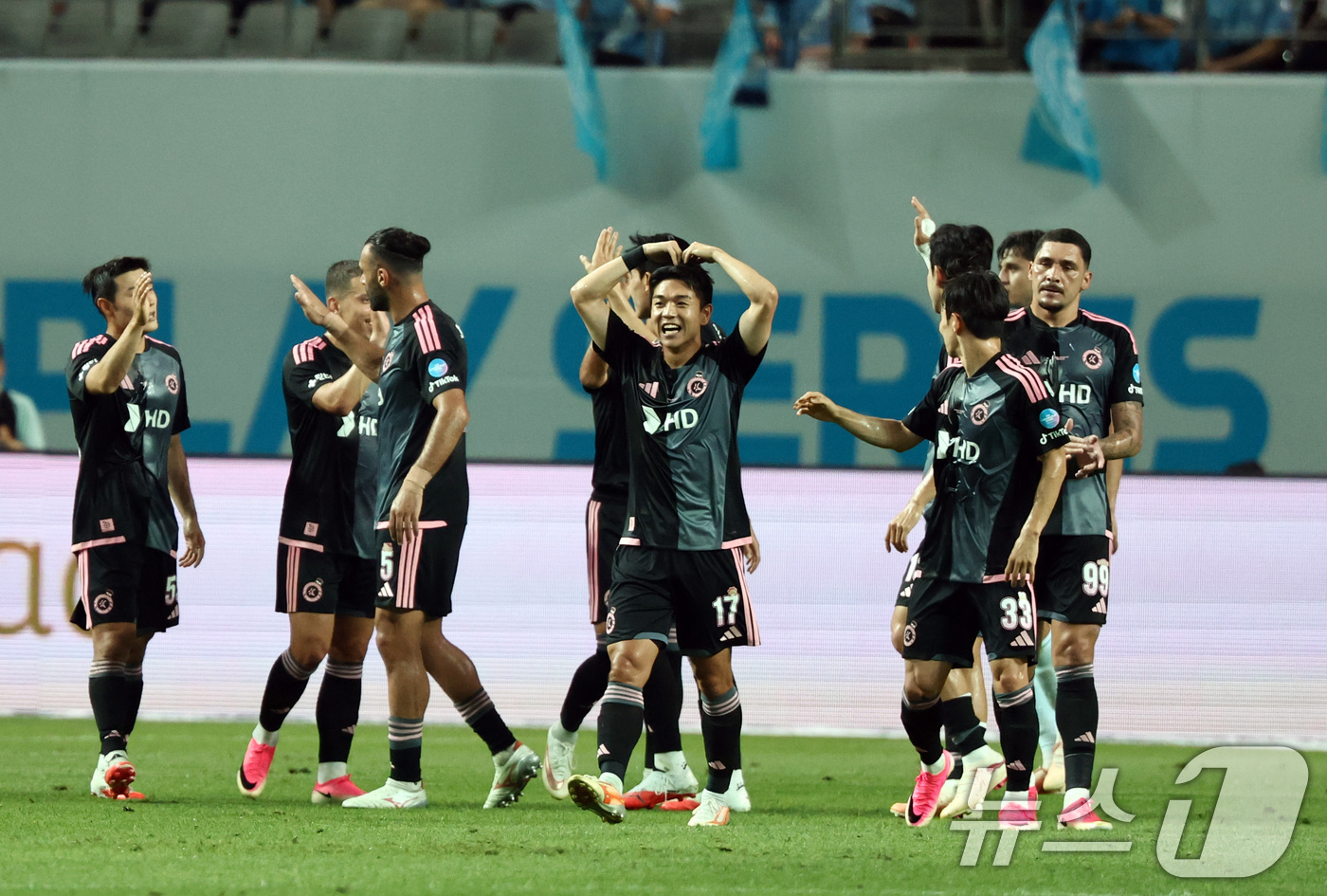 (서울=뉴스1) 최지환 기자 = 5일 오후 서울 마포구 서울월드컵경기장에서 열린 쿠팡플레이 시리즈 팀 K리그와 멘체스터 시티의 경기, 팀K리그 김대원이 만회골을 넣고 세리머니를 하 …