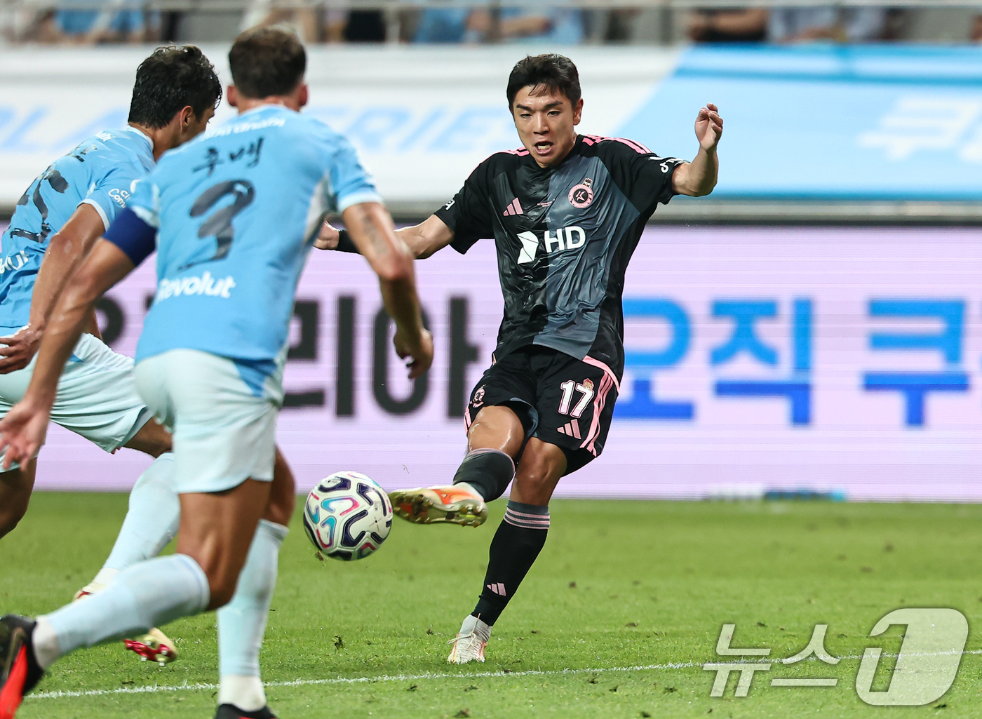 (서울=뉴스1) 김도우 기자 = 5일 오후 서울 마포구 서울월드컵경기장에서 열린 쿠팡플레이 시리즈 팀 K리그와 멘체스터 시티의 경기, 팀 K리그 김대원이 슛을 하고 있다. 2026 …