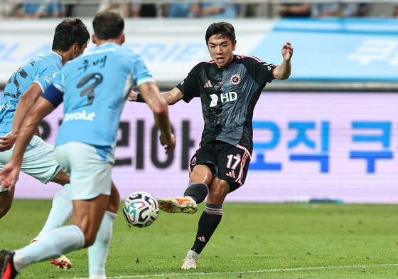 슛 때리는 김대원