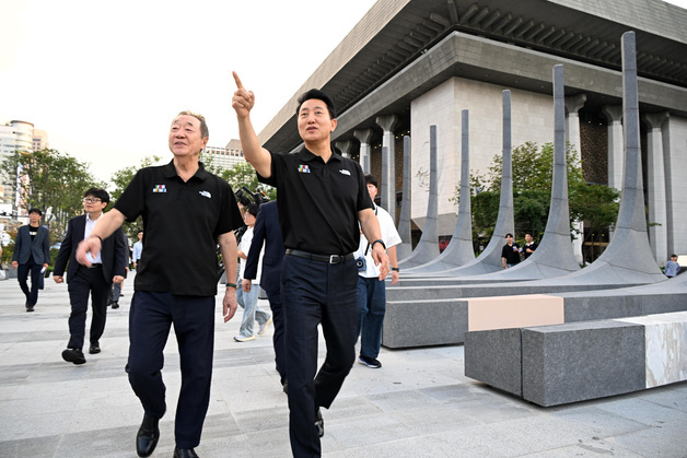 오세훈, 광화문광장서 시민 500명과 달빛요가