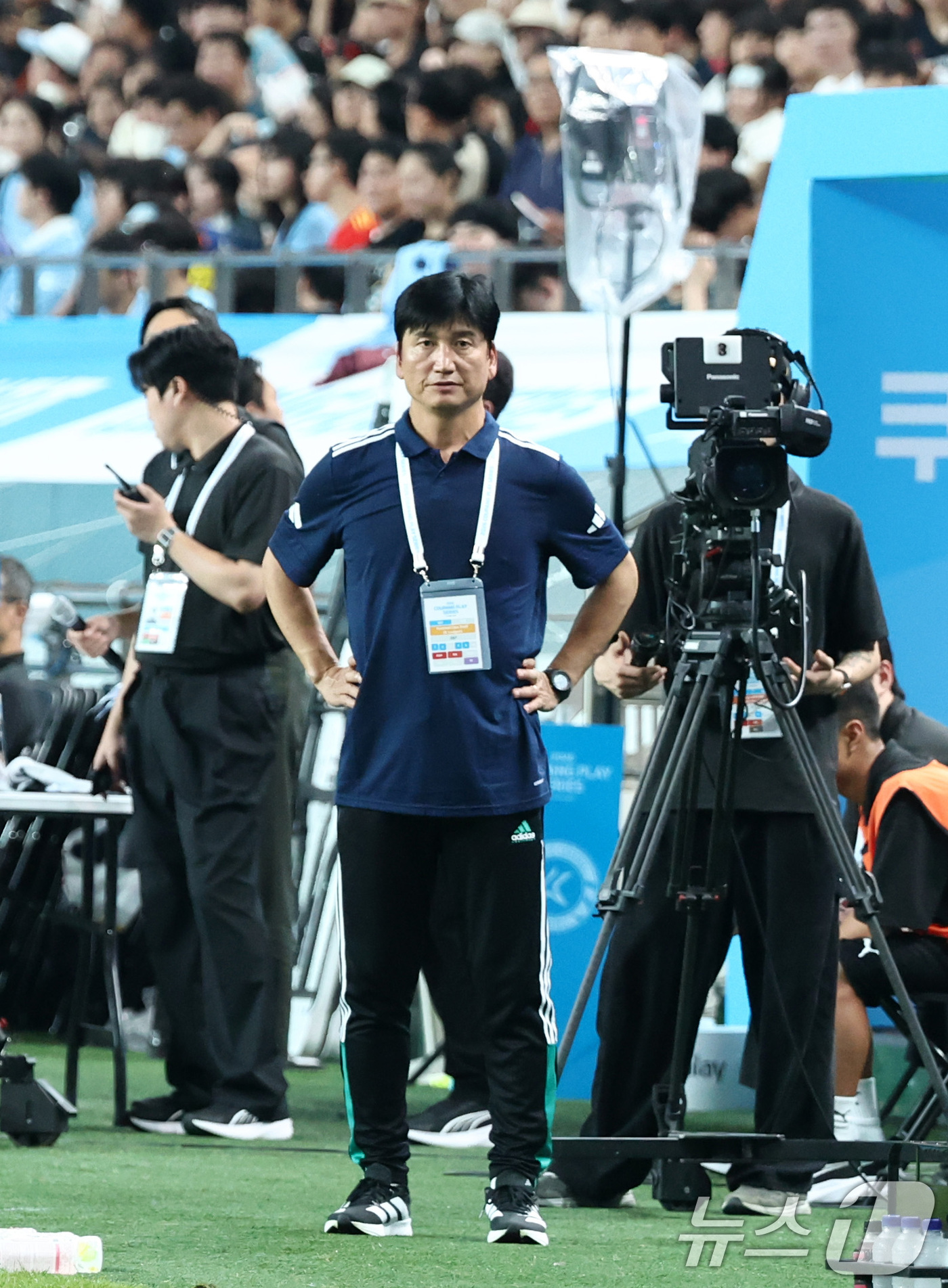 (서울=뉴스1) 최지환 기자 = 5일 오후 서울 마포구 서울월드컵경기장에서 열린 쿠팡플레이 시리즈 팀 K리그와 멘체스터 시티의 경기, 팀 K리그 정정용 감독이 경기를 지켜보고 있다 …