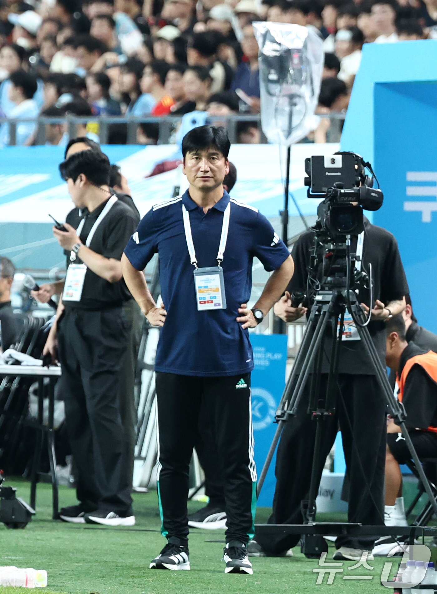 본문 이미지 - 5일 오후 서울 마포구 서울월드컵경기장에서 열린 쿠팡플레이 시리즈 팀 K리그와 멘체스터 시티의 경기, 팀 K리그 정정용 감독이 경기를 지켜보고 있다. 2026.8.5 ⓒ 뉴스1 최지환 기자