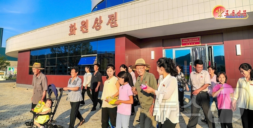 (평양 노동신문=뉴스1) = 북한 노동당 기관지 노동신문은 6일 "어머니당의 은덕 속에 지방공업공장이 들어섰다"라며 황해남도 장연군의 변화상을 조명, 주민 생활 향상 성과를 선전했 …