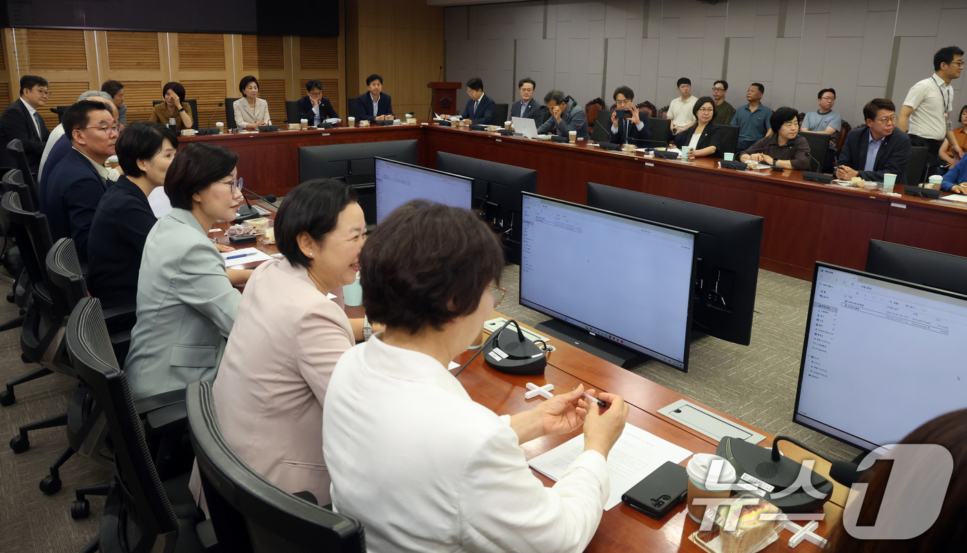 (서울=뉴스1) 황기선 기자 = 더불어민주당 서울지역 국회의원과 시의원이 6일 오전 서울 여의도 국회 의원회관에서 열린 '부동산 정책 대응 간담회'에 자리하고 있다.이날 간담회는 …