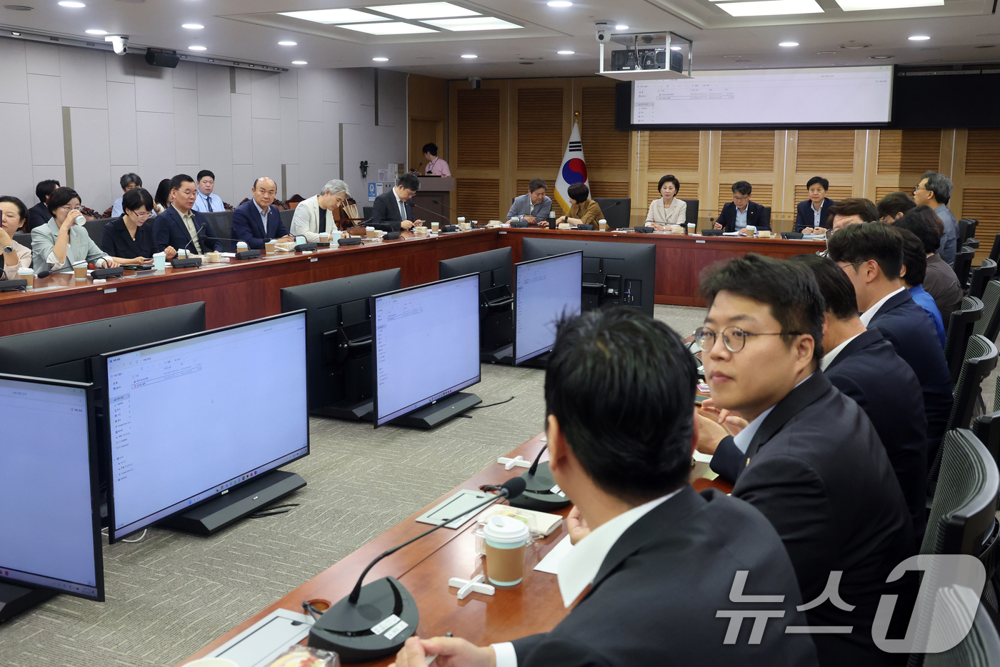 (서울=뉴스1) 황기선 기자 = 더불어민주당 서울지역 국회의원과 시의원이 6일 오전 서울 여의도 국회 의원회관에서 열린 '부동산 정책 대응 간담회'에 자리하고 있다.이날 간담회는 …