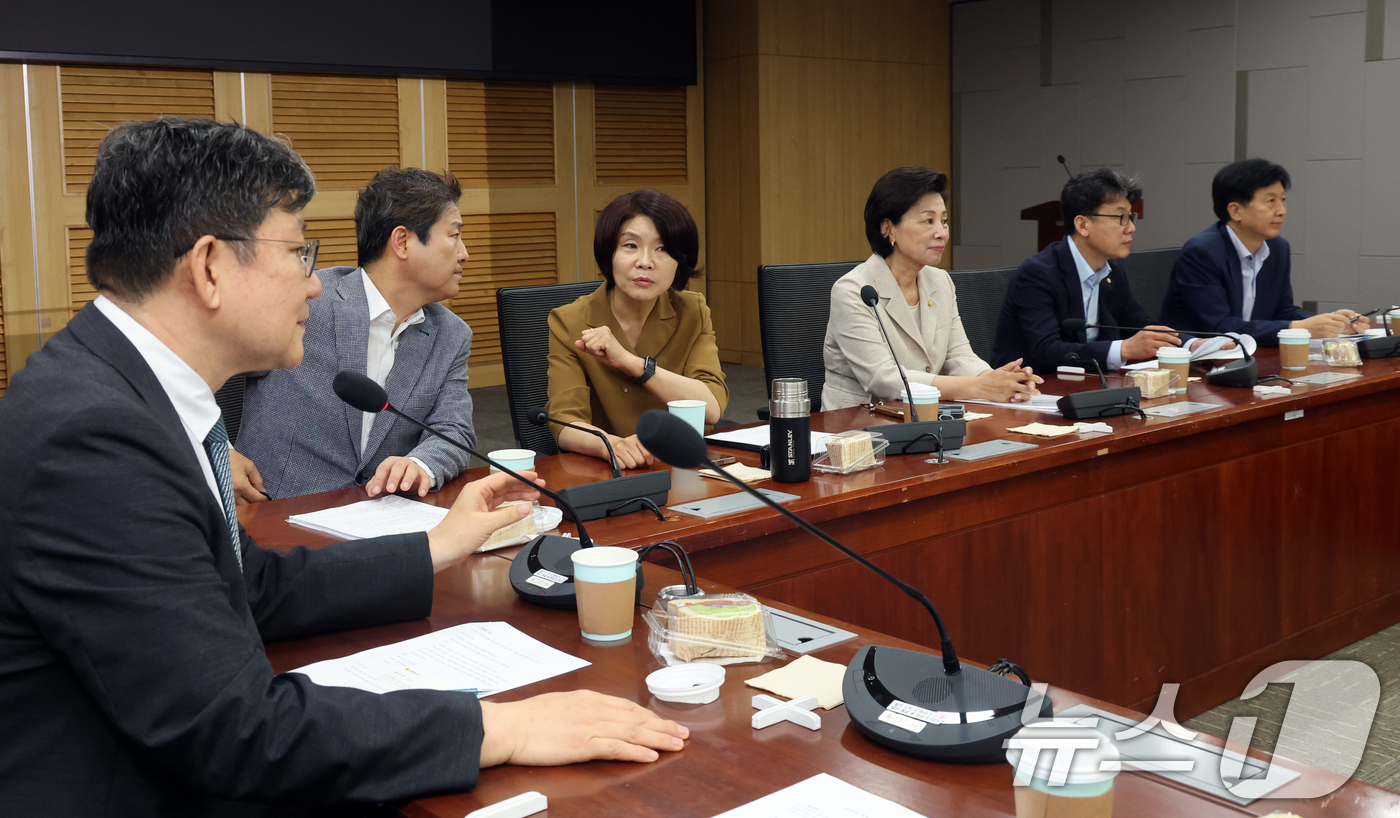 (서울=뉴스1) 황기선 기자 = 더불어민주당 서울지역 국회의원과 시의원이 6일 오전 서울 여의도 국회 의원회관에서 열린 '부동산 정책 대응 간담회'에 자리하고 있다.이날 간담회는 …