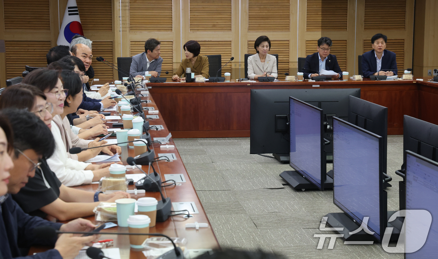 (서울=뉴스1) 황기선 기자 = 더불어민주당 서울지역 국회의원과 시의원이 6일 오전 서울 여의도 국회 의원회관에서 열린 '부동산 정책 대응 간담회'에 자리하고 있다.이날 간담회는 …