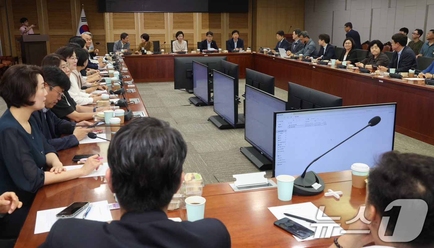 (서울=뉴스1) 황기선 기자 = 더불어민주당 서울지역 국회의원과 시의원이 6일 오전 서울 여의도 국회 의원회관에서 열린 '부동산 정책 대응 간담회'에 자리하고 있다.이날 간담회는 …