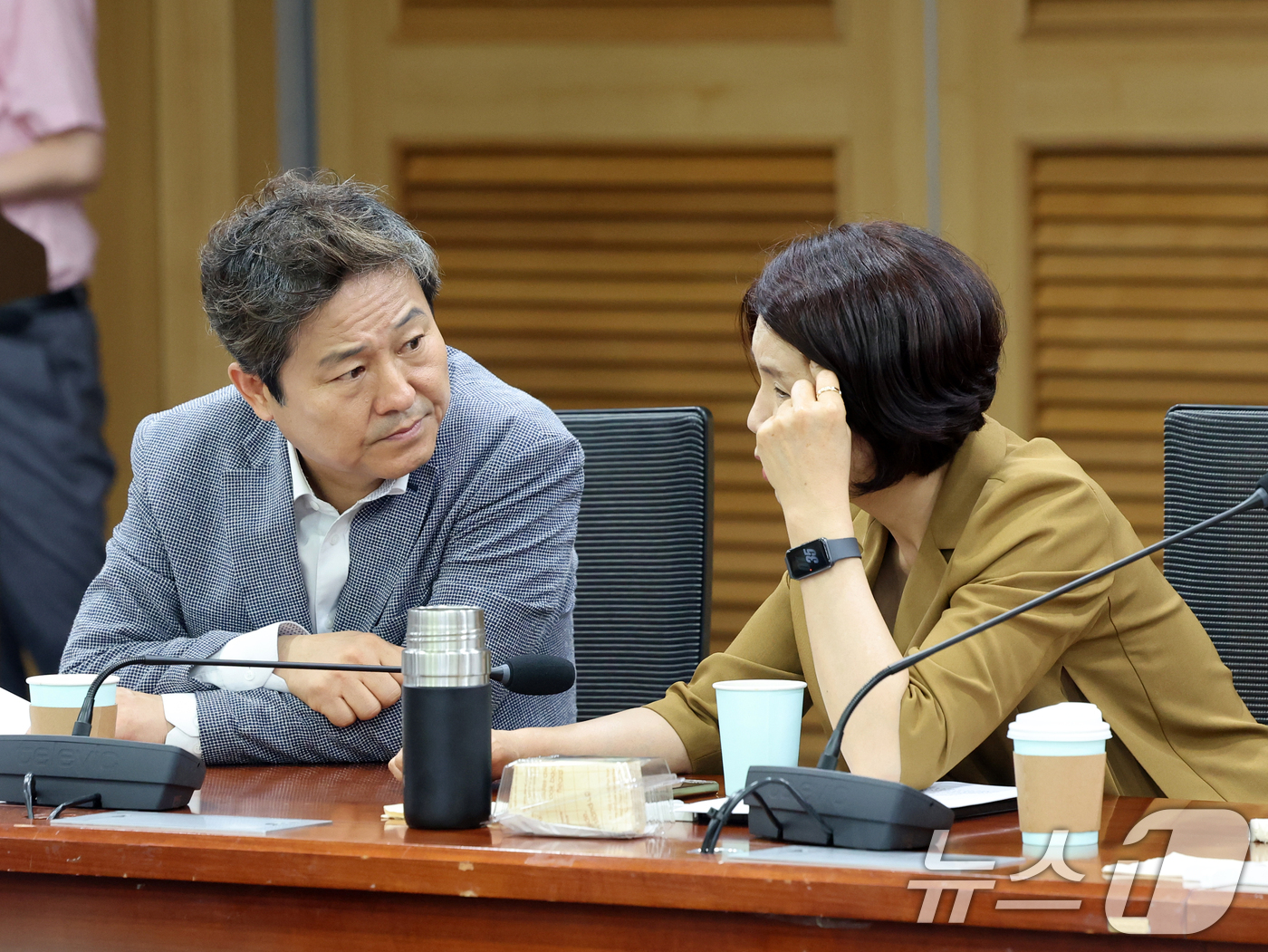 (서울=뉴스1) 황기선 기자 = 더불어민주당 서울지역 의원인 김영배, 한정애 의원이 6일 오전 서울 여의도 국회 의원회관에서 열린 '부동산 정책 대응 간담회'에서 대화를 나누고 있 …