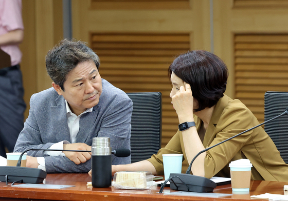 대화 나누는 김영배·한정애