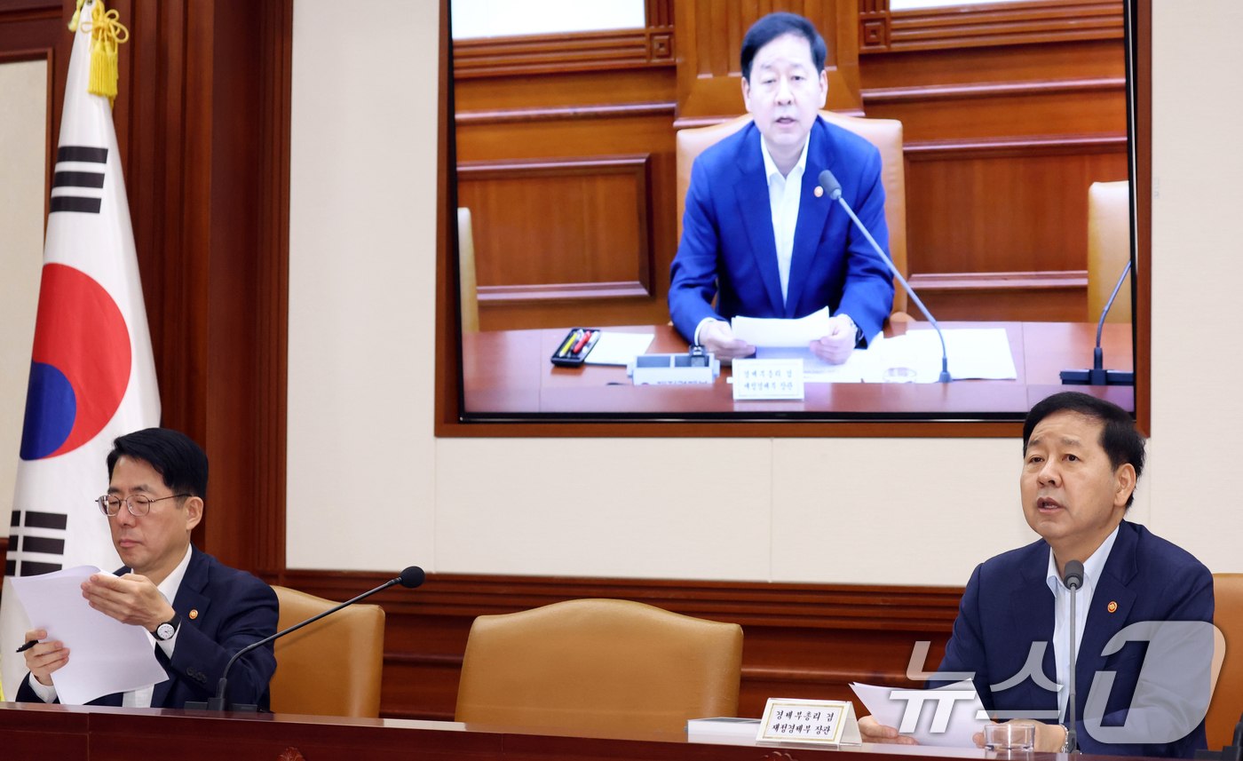 (서울=뉴스1) 김명섭 기자 = 구윤철 경제부총리 겸 재정경제부 장관이 6일 오전 서울 종로구 세종대로 정부서울청사에서 열린 비상경제본부 희의 겸 경제·구조혁신 관계장관회의에서 모 …