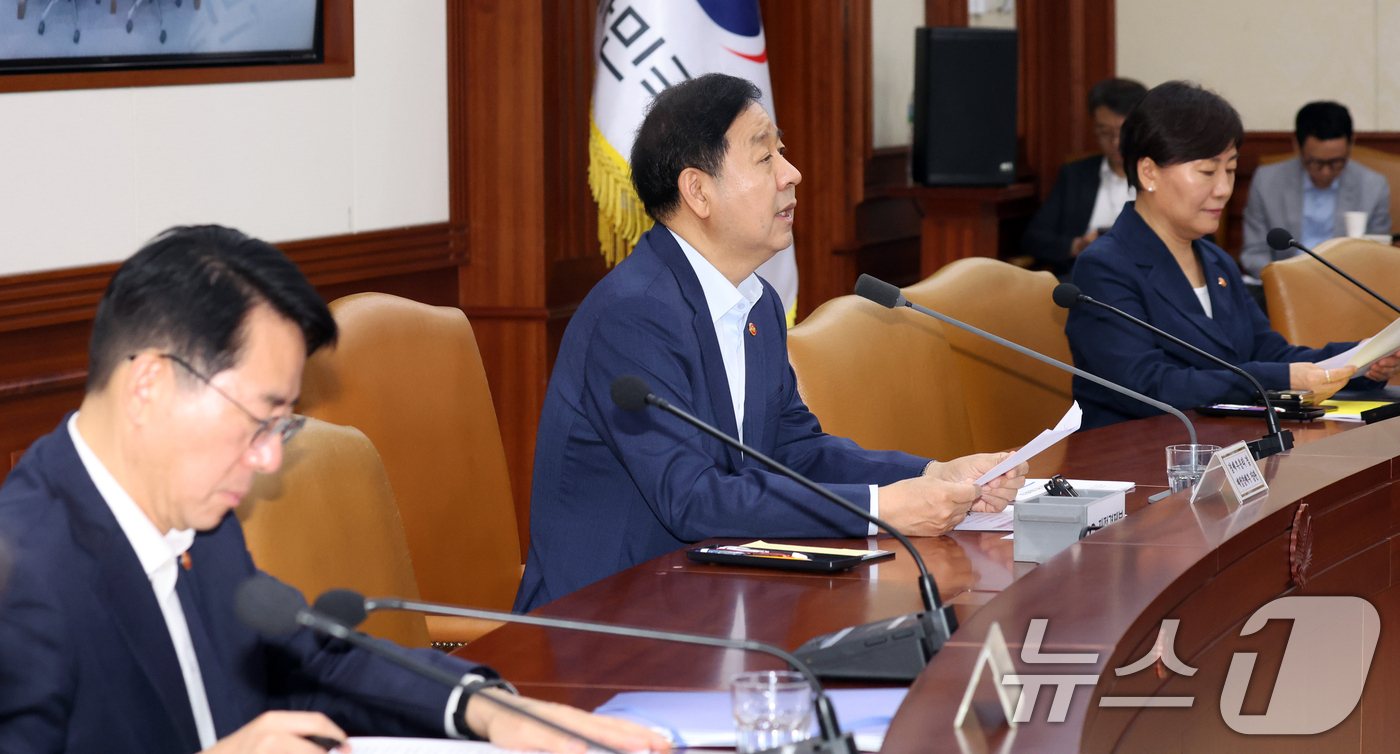 (서울=뉴스1) 김명섭 기자 = 구윤철 경제부총리 겸 재정경제부 장관이 6일 오전 서울 종로구 세종대로 정부서울청사에서 열린 비상경제본부 희의 겸 경제·구조혁신 관계장관회의에서 모 …