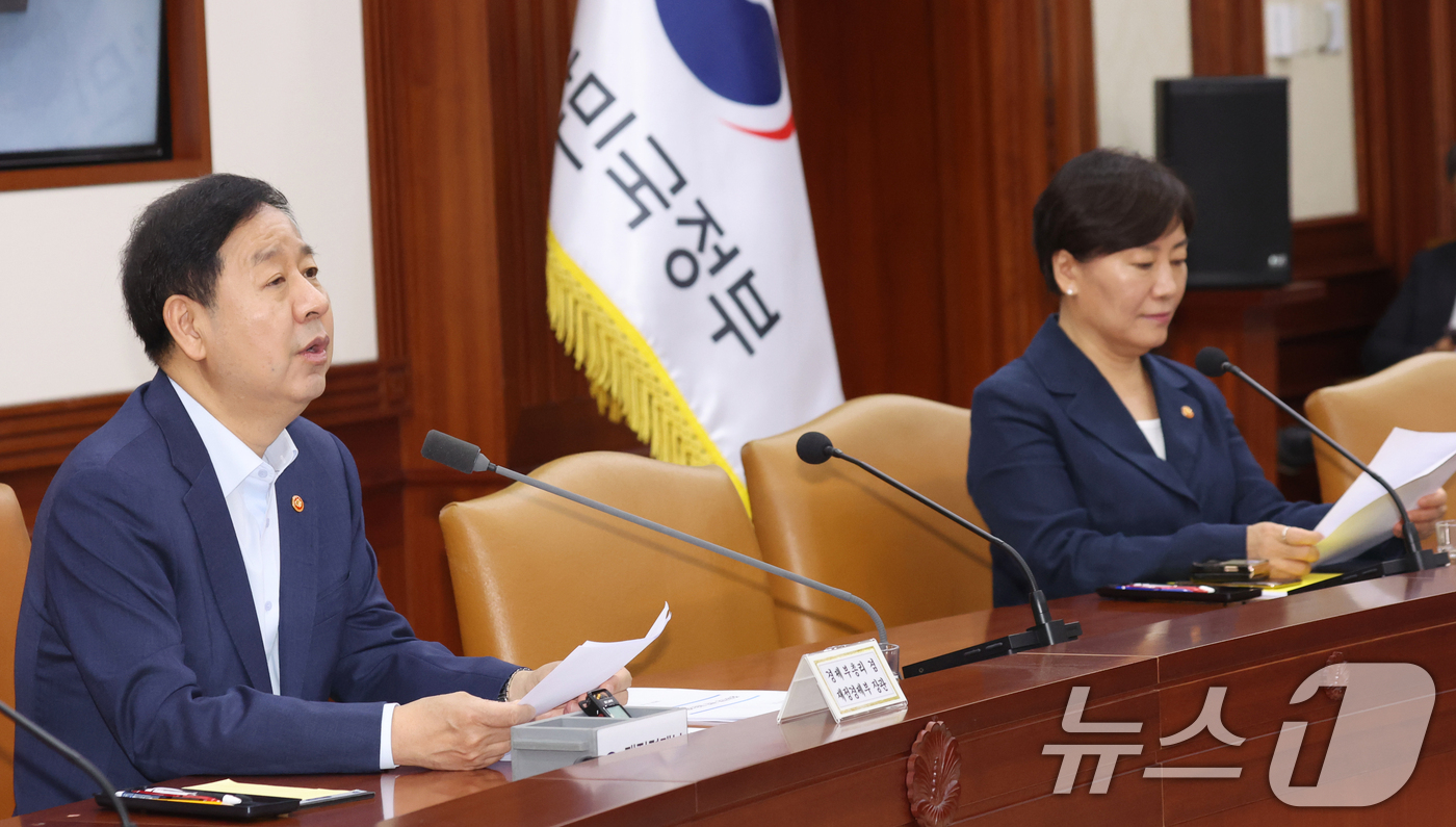 (서울=뉴스1) 김명섭 기자 = 구윤철 경제부총리 겸 재정경제부 장관이 6일 오전 서울 종로구 세종대로 정부서울청사에서 열린 비상경제본부 희의 겸 경제·구조혁신 관계장관회의에서 모 …