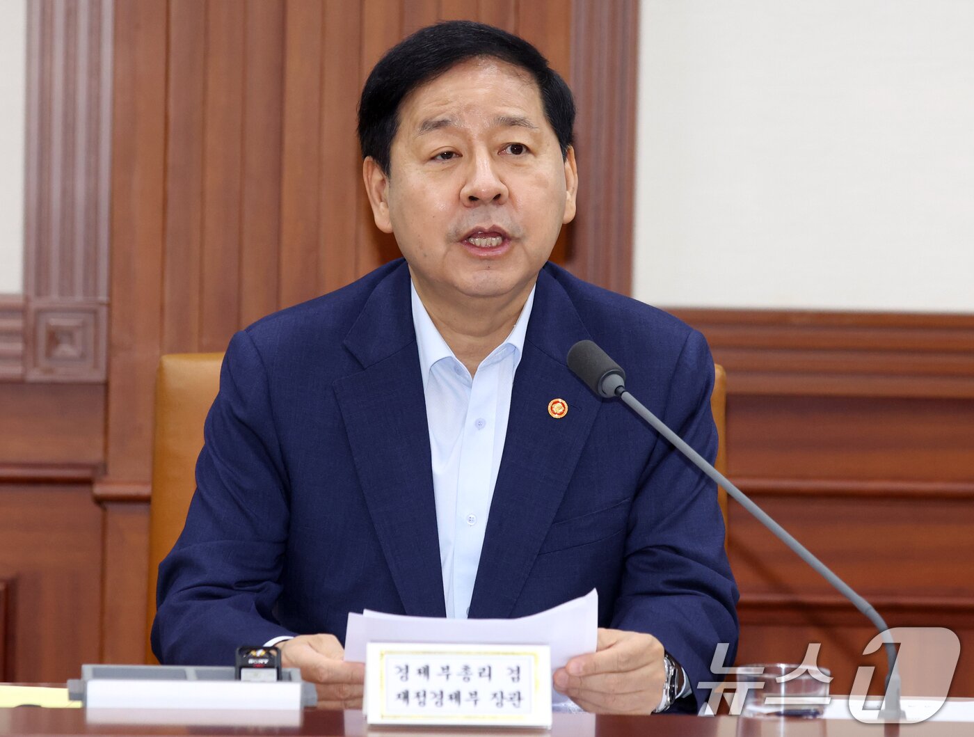 본문 이미지 - 구윤철 경제부총리 겸 재정경제부 장관이 지난 6일 오전 서울 종로구 세종대로 정부서울청사에서 열린 비상경제본부 희의 겸 경제·구조혁신 관계장관회의에서 모두 발언을 하고 있다. 2026.8.6 ⓒ 뉴스1 김명섭 기자