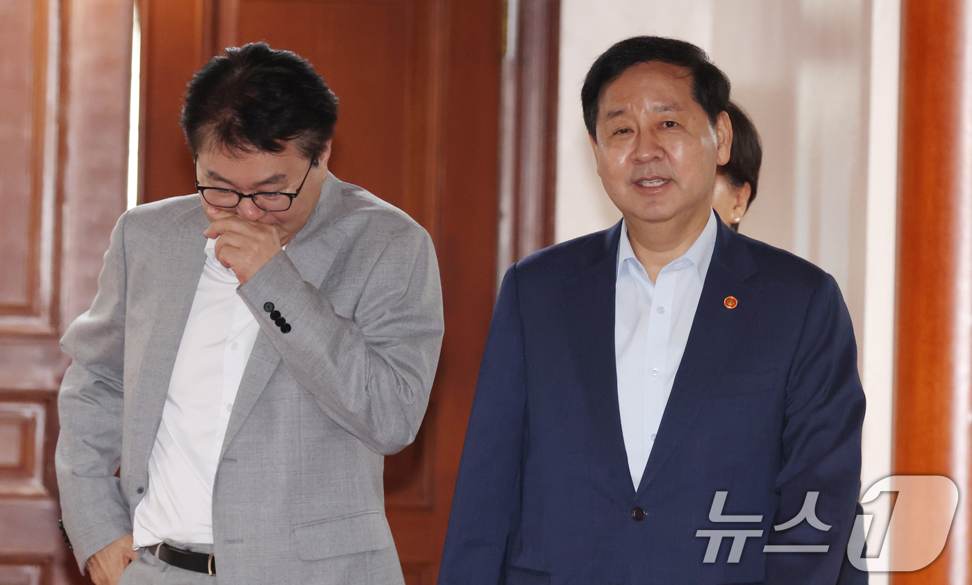 (서울=뉴스1) 김명섭 기자 = 구윤철 경제부총리 겸 재정경제부 장관이 6일 오전 서울 종로구 세종대로 정부서울청사에서 열린 비상경제본부 희의 겸 경제·구조혁신 관계장관회의에 참석 …