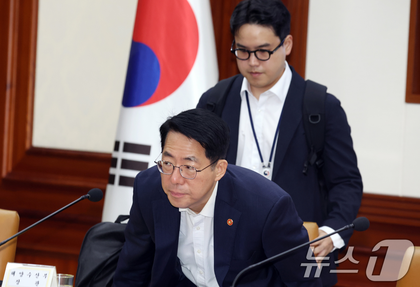 (서울=뉴스1) 김명섭 기자 = 황종우 해양수산부 장관이 6일 오전 서울 종로구 세종대로 정부서울청사에서 열린 비상경제본부 희의 겸 경제·구조혁신 관계장관회의에 참석하고 있다. 2 …