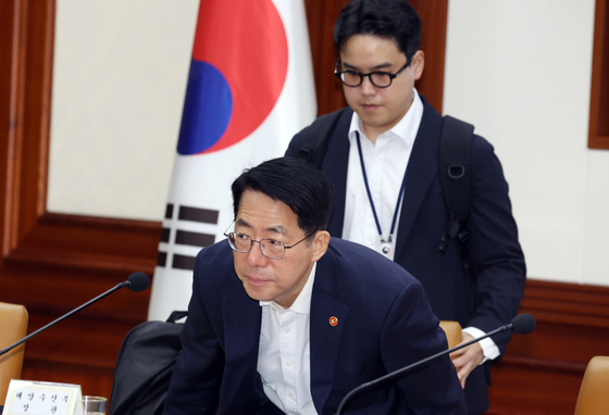 비상경제본부 희의 참석하는 황종우 장관